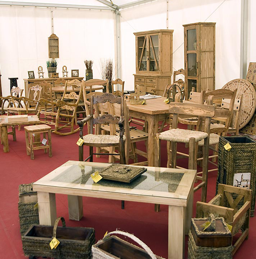 Sala con muebles artesanales