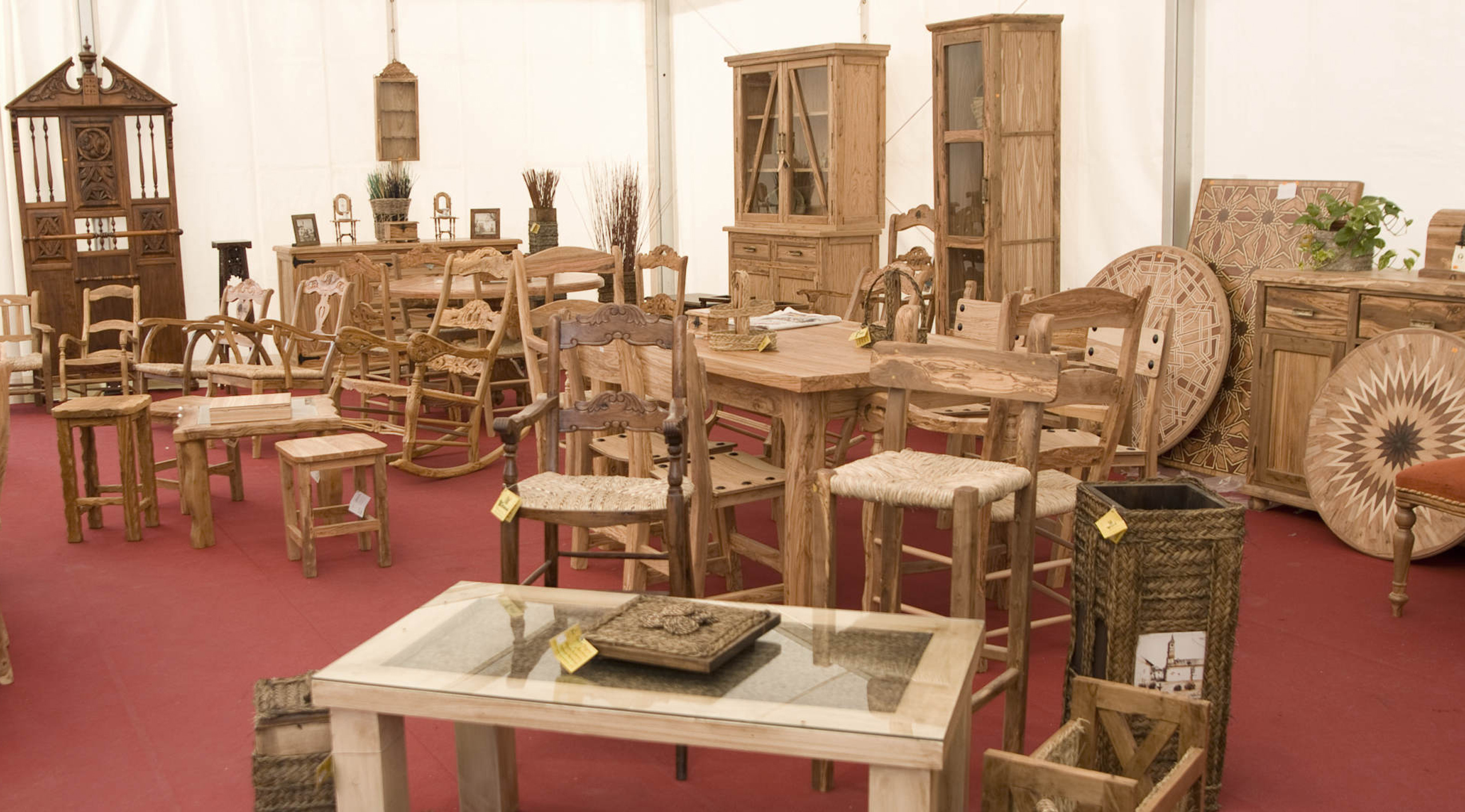 Sala con muebles artesanales