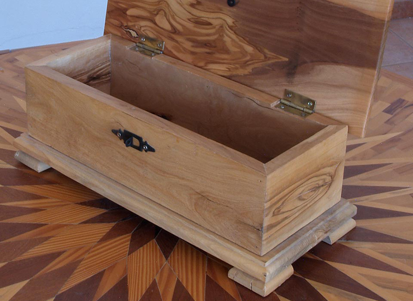 Caja artesanal de madera de olivo