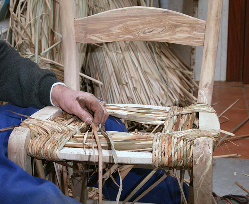 Artesano elaborando una silla