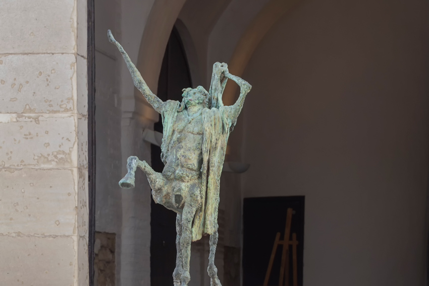 Estatuilla entrada Pósito Municipal